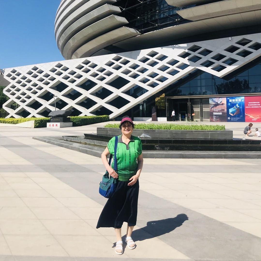 不同身材怎么挑选半身裙?不同身材怎么挑选半身裙?夏日简约半身裙，上搭T恤