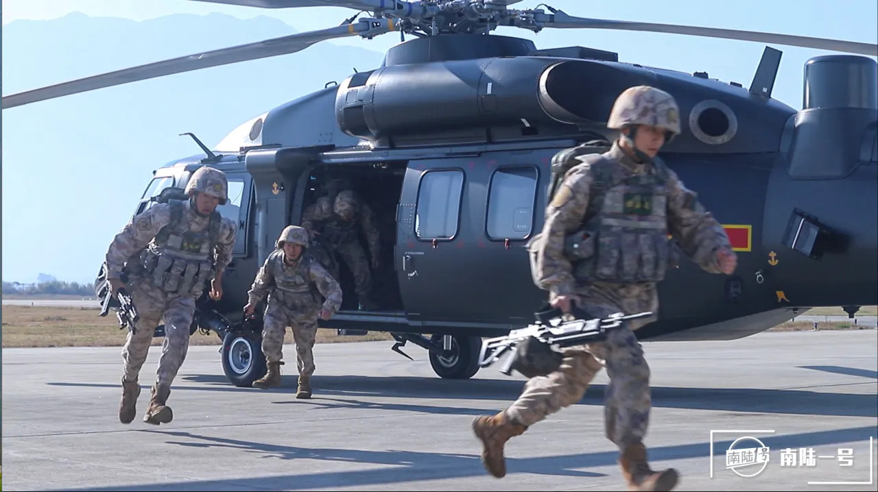 春节假期节日不忘战备。陆航某部战备拉动演练。