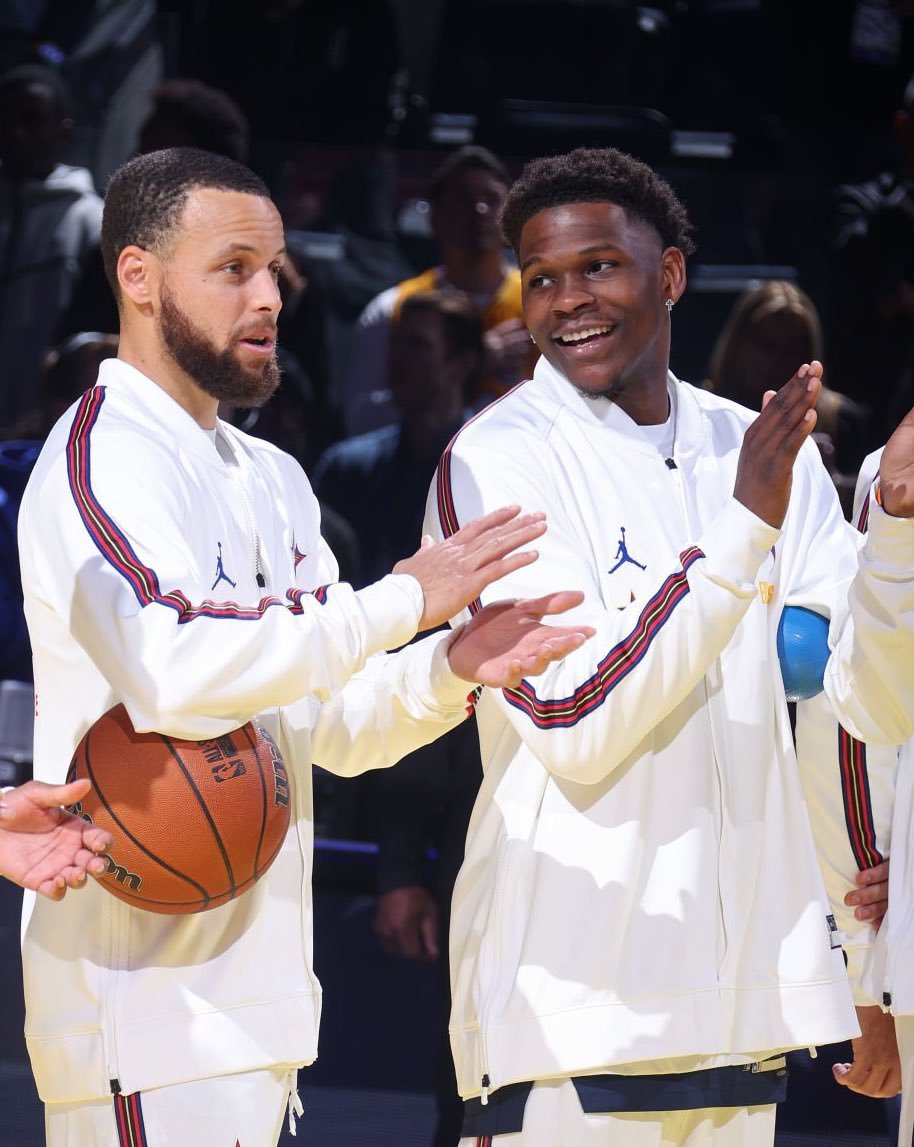 爱德华兹表示，对于斯蒂芬·库里取代他成为全明星首发，他没有任何意见。“这真的无所