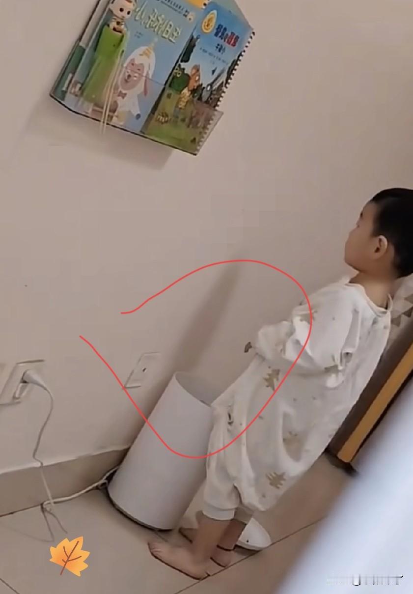 “哭笑不得啊！”山东，一名女子最近总是发现自家卧室的加湿器发出一股奇怪的气味，跟