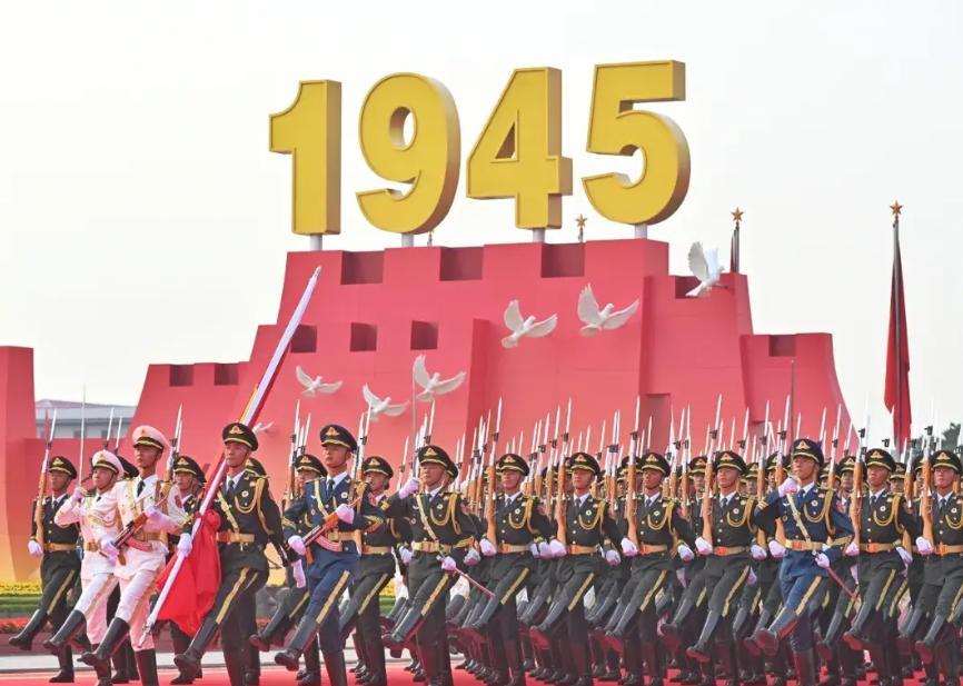 九三阅兵，为啥战旗方队给了“杨靖宇支队”10余秒特写？其实，这是对抗战历史认知的