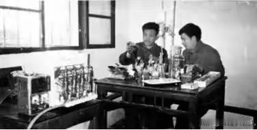 1981年，工程师韩庆生正埋头画图，突然几个穿制服的人冲进车间，当着所有工友的面