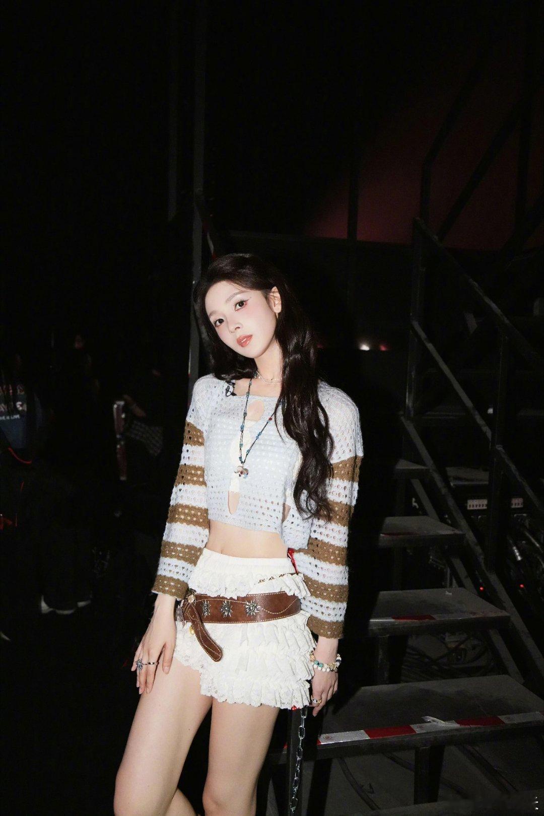 陈瑶《乘风2026》二公舞台造型解析时尚灵感解读上衣：韩国快时尚品牌CHUU镂