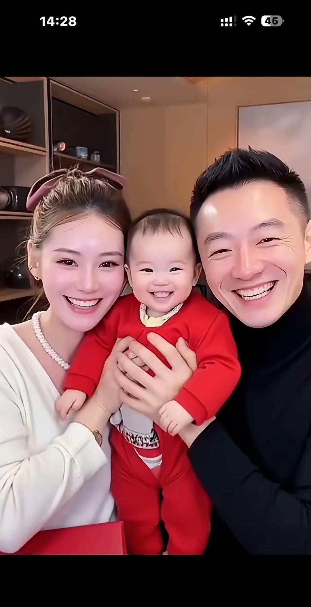爱了爱了！马筱梅在抖音上的粉丝们用A1制作出了她一家三口的照片，夫妻二人眉开眼