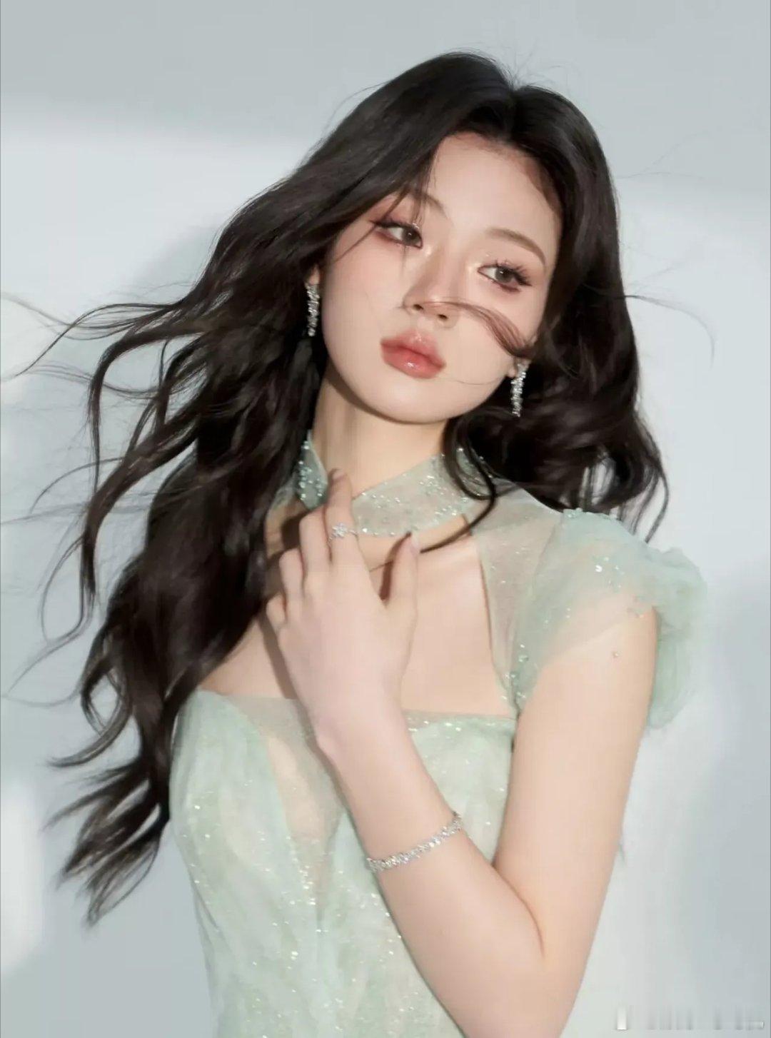 真不是我阴谋论但是看了单依纯的唱歌后​我心里咯噔一下，不是资本要把她当沙包，而是