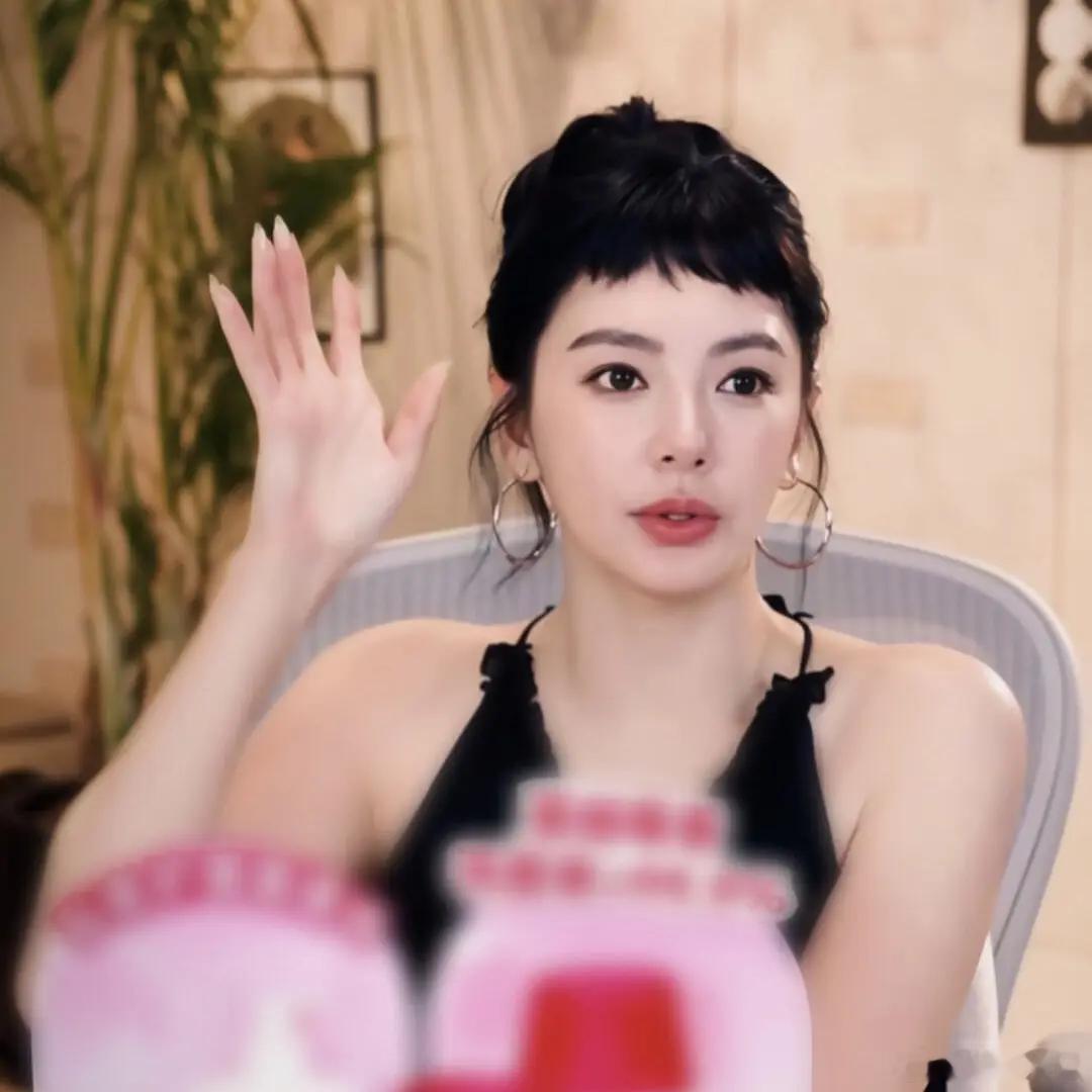 这是张雨绮吗？谁给她弄的假小子头