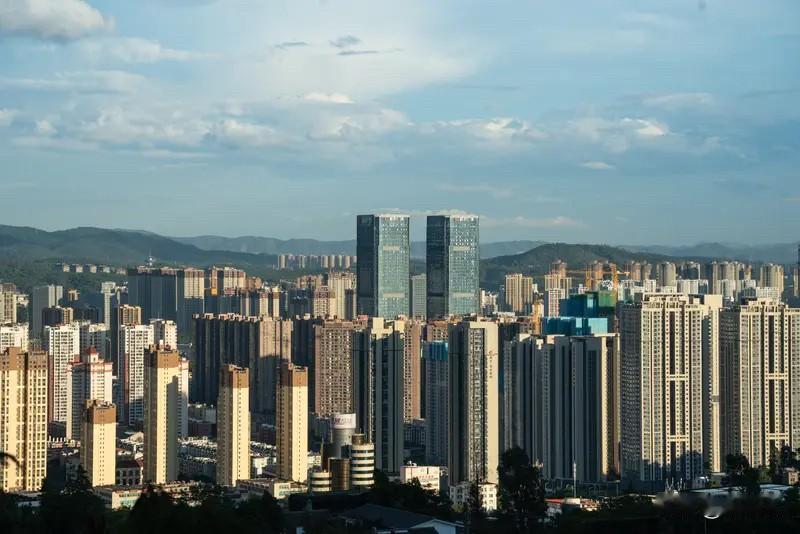 昆明楼市：原本不少昆明房东以为市场已经调整到低位，土地供应理应随之收缩。但今