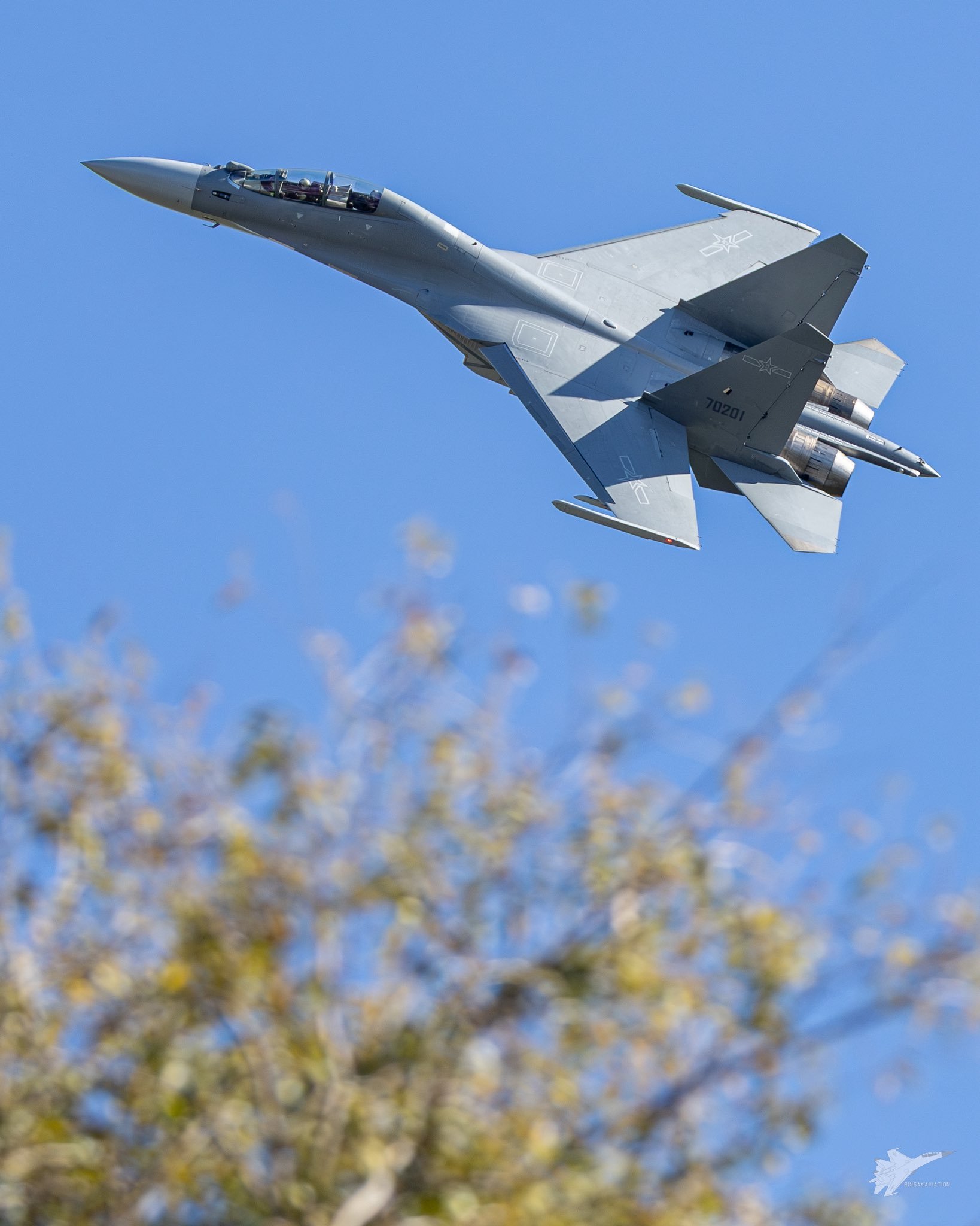 网友对图片中国产新型战斗轰炸机的评价（从摄影角度）：清晰的对焦，精准的曝光，千载