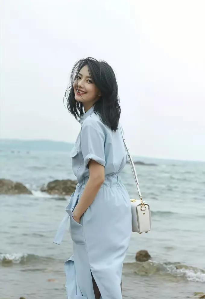 高圆圆这工装裙，是把“海边松弛感”焊在身上了吧！谁懂啊？浅蓝工装裙+收腰绳