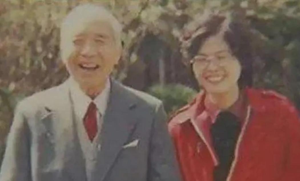 1988年上海，86岁的名医邝安堃不顾子女反对，娶23岁的小保姆，四年后邝安堃去