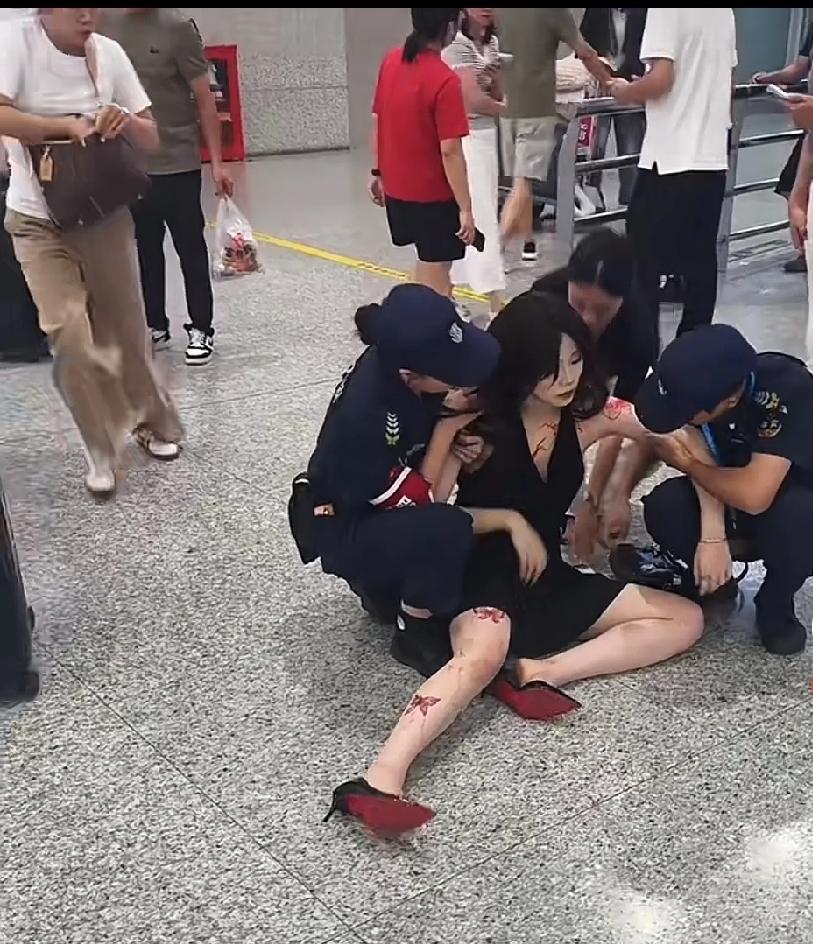 小姐姐在机场晕倒，路人赶过来喂糖吃，开始以为腿上都是血，害得重复看了好几遍我第