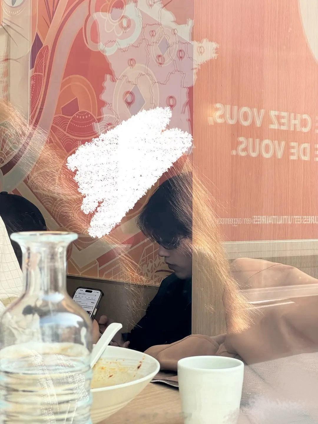 迪丽热巴三月滞留事件落地马来西亚，网友扒出来陈飞宇当时都在实时关注着热搜。这个吃