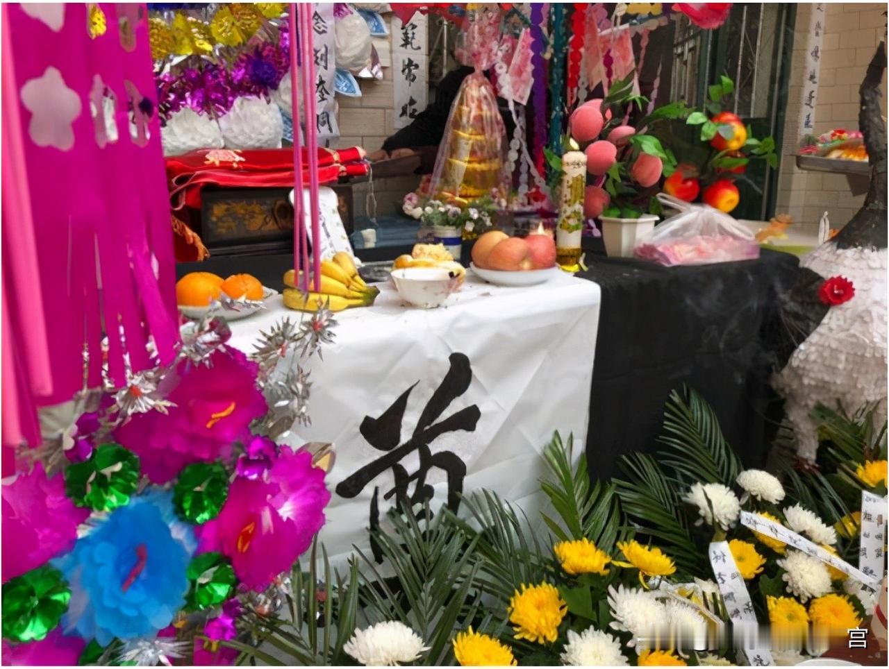 农村白事攀比之风太让人无语了。现在农村有人过世，丧葬用品那叫一个丰富，生前没用过