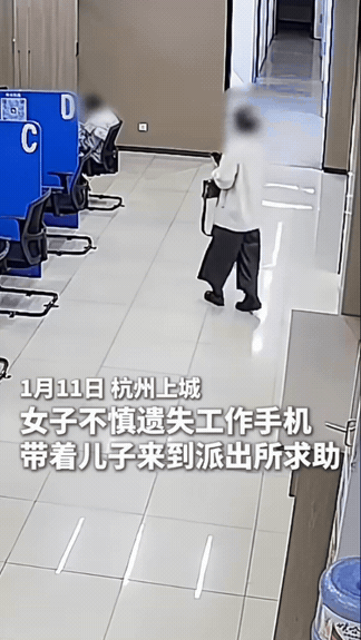 太暖了！杭州上城，女子不慎丢失了手机，领着孩子到警局求助，在忙着和民警交谈的时候