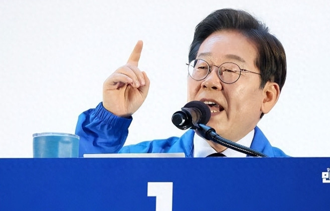 韩国最大在野党表示：四面防弹玻璃膜即将安装在李在明的拉票现场