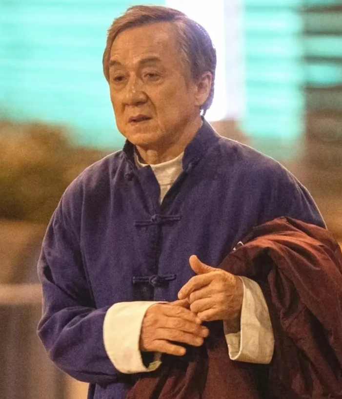 成龙如今的现状，同时也给所有男人敲了个警钟：无论你多有名、有钱，只要儿子没教