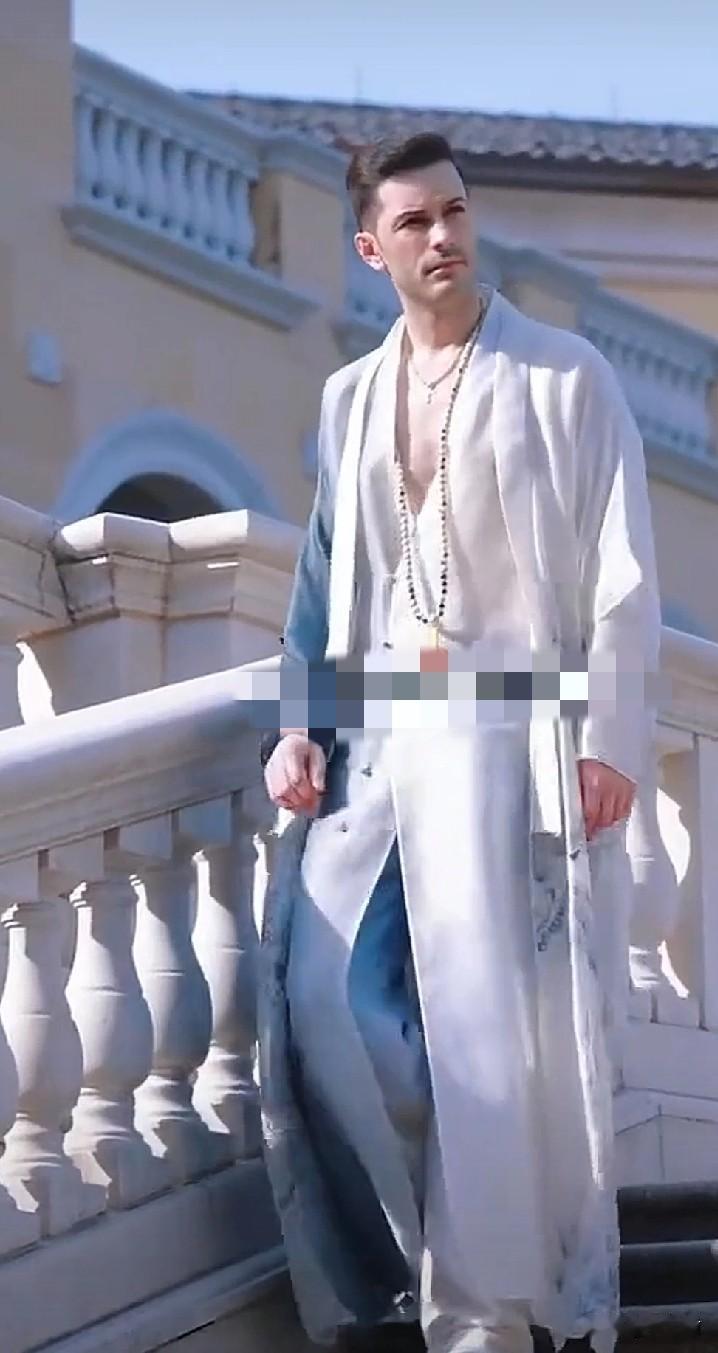 罗兰多至死都没明白，他一个模特出身，颜值又高的老外，会输给一个刚退役的毛头小子，