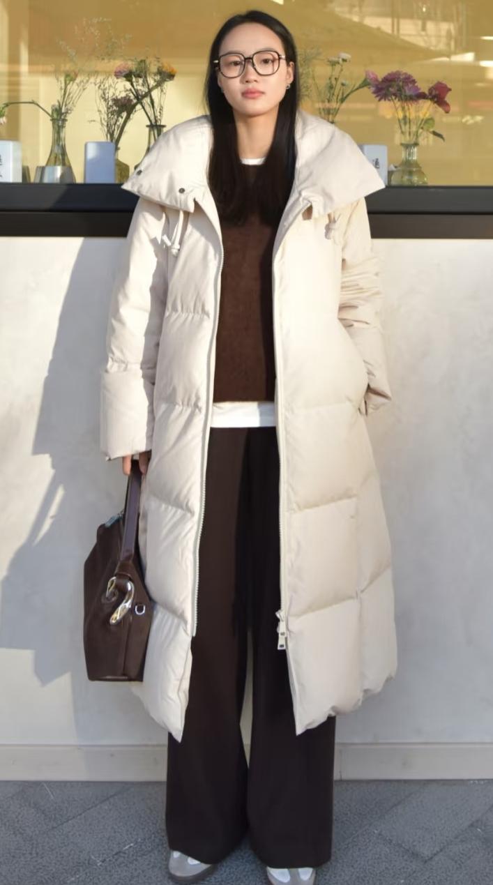 四五十岁的女性冬季穿白色羽绒服好看吗？个人认为，不仅好看，还显白显年轻。首先