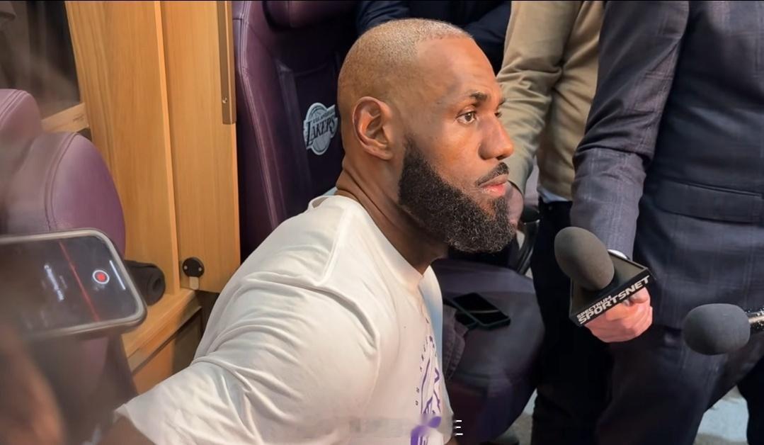 介意回到持球者吗？詹姆斯：只要帮球队赢球，让我做什么都行NBA常规赛，洛杉矶湖人