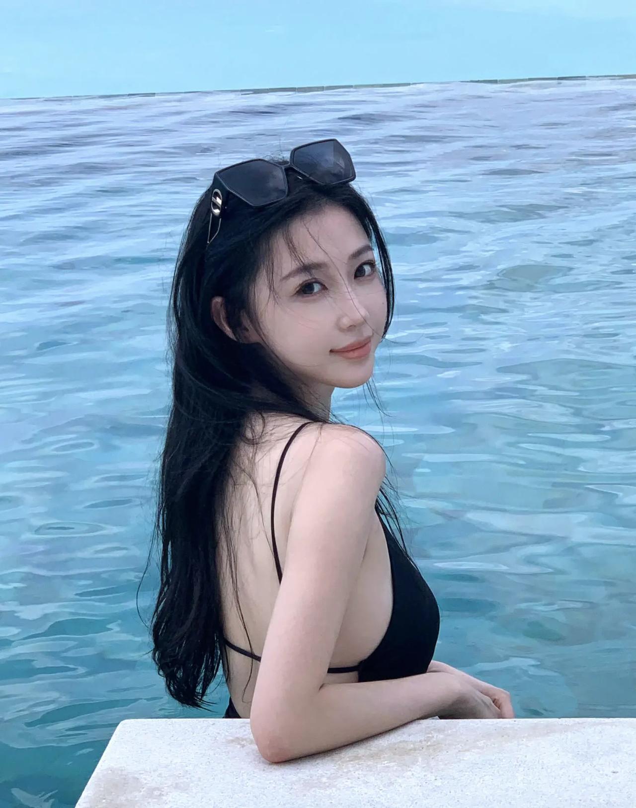 潘玮柏对粉丝很好，发老婆泳装美照，真看出来生过娃了，身材超绝美爆了。有人说健康最