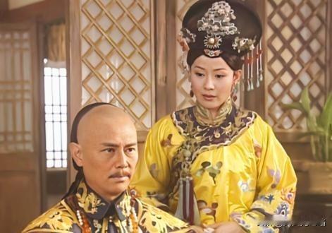 ☁1625年，13岁的孝庄作为生育工具，嫁给了34岁的亲姑父皇太极，但是皇