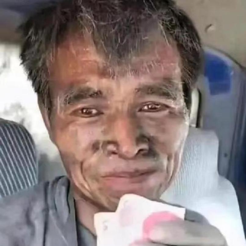 农民工儿子高考683分，借钱一幕让人破防！父亲鼓起勇气向老板预支5万学费，迟