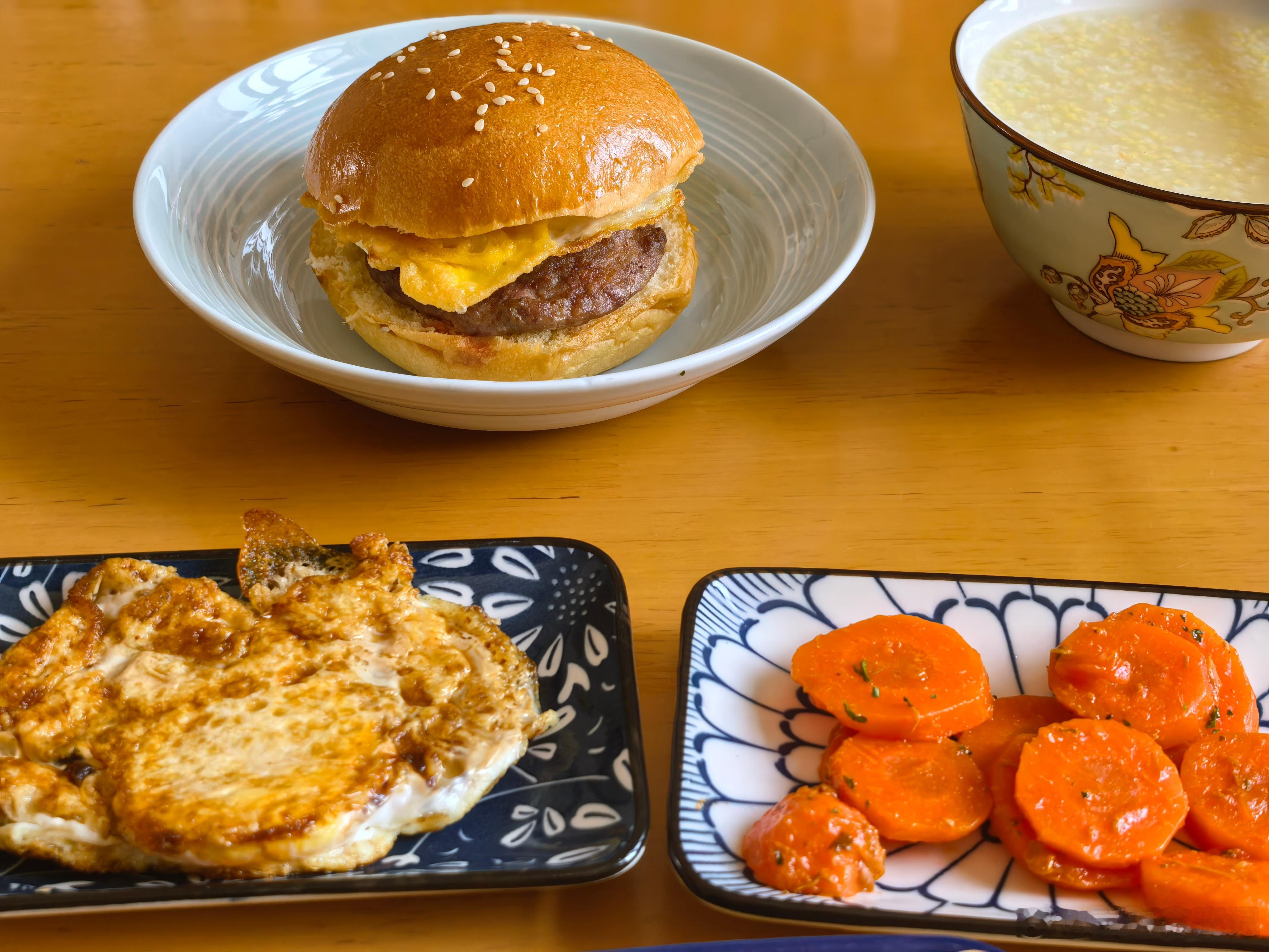 美食早安～大宝的汉堡🍔，二宝的意面🍝，好好吃早餐，吃饱才有力气奔赴各个辅导