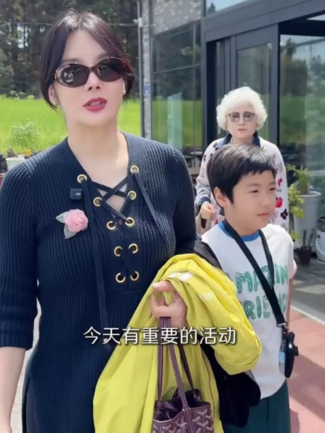 蔡琳一家三口参加儿子学校校庆，珉宇读国际学校，校园比大学还大