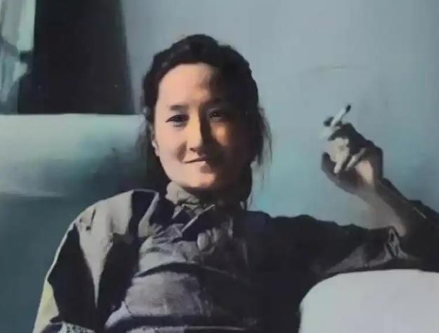 1965年，62岁陆小曼去世。翁瑞午的长女翁香光闻讯赶来，见四下无人，迅速解开陆