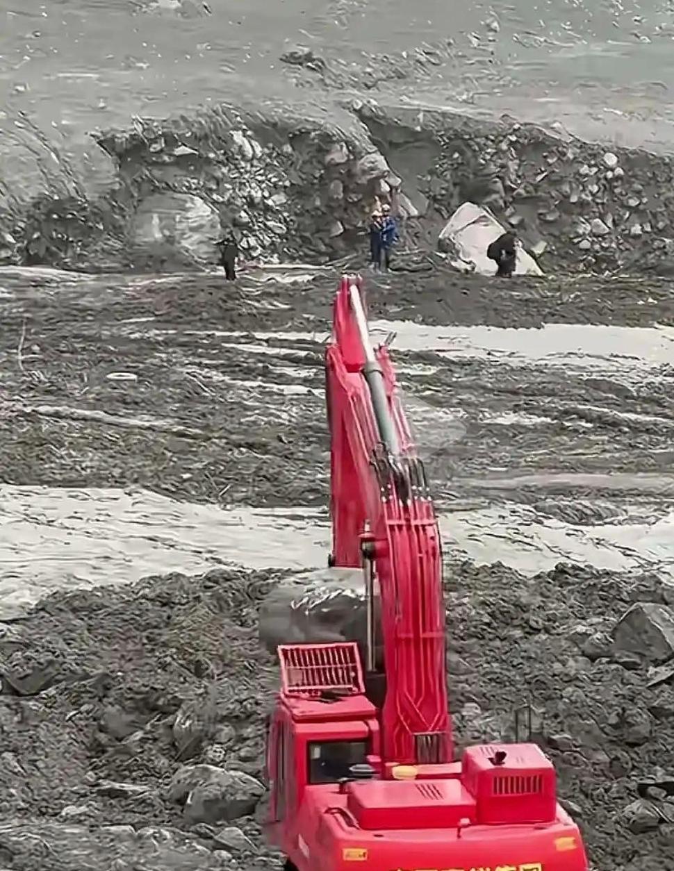 为什么还要用挖掘机继续搜寻？这么多天过去了，都知道不可能有生还的希望了，但是搜寻