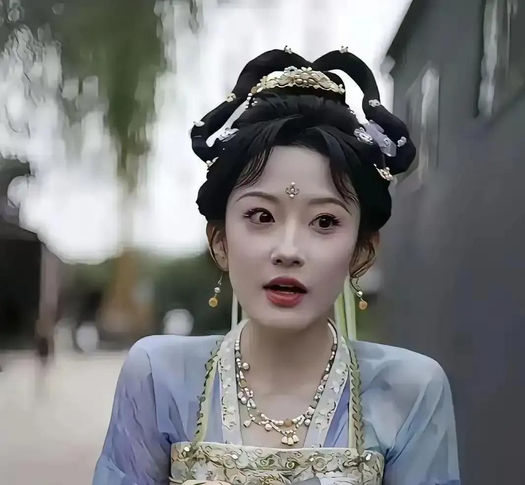 短剧片酬砍半，她靠一个手势爆火5万块拍一集，导演先问“能三秒让人哭吗”。韩