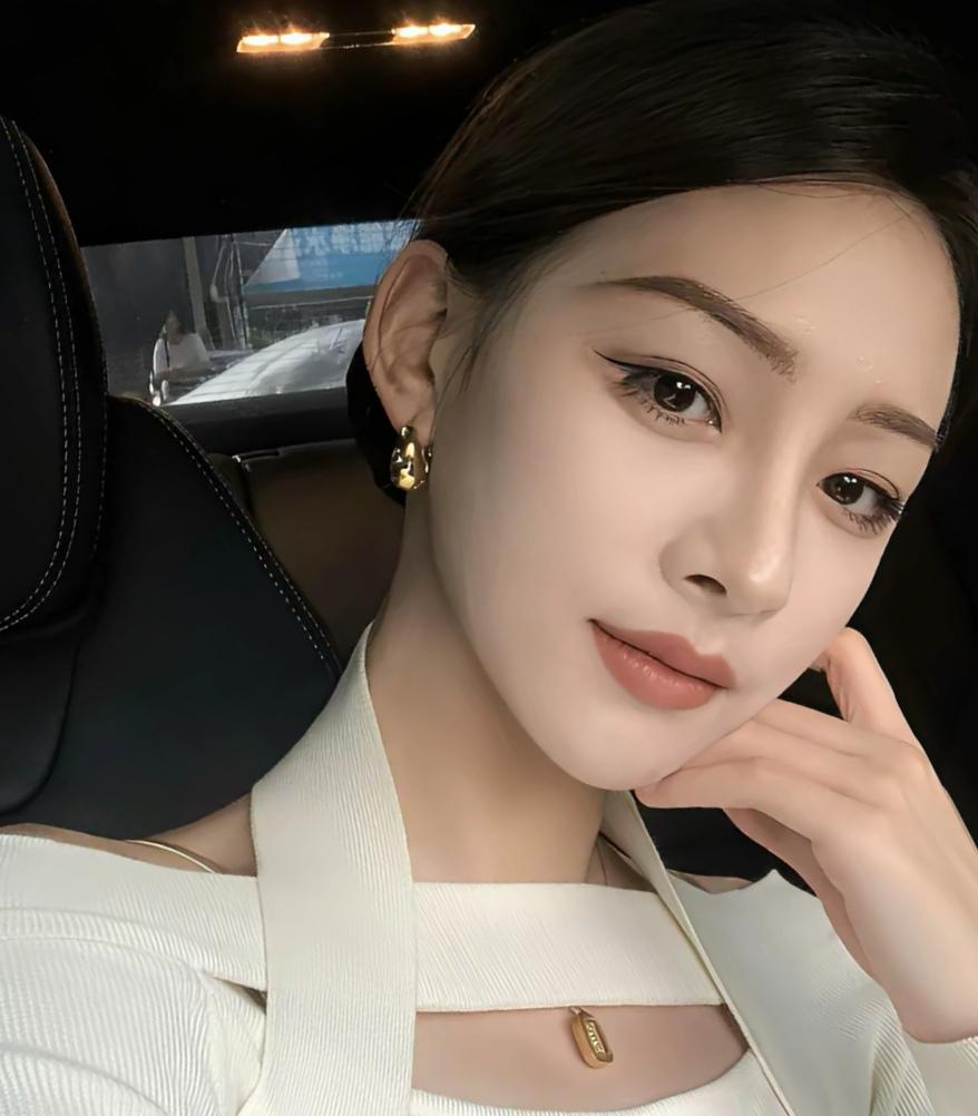 轻声细语里藏着无尽温柔，欲拒还迎中尽显风情。