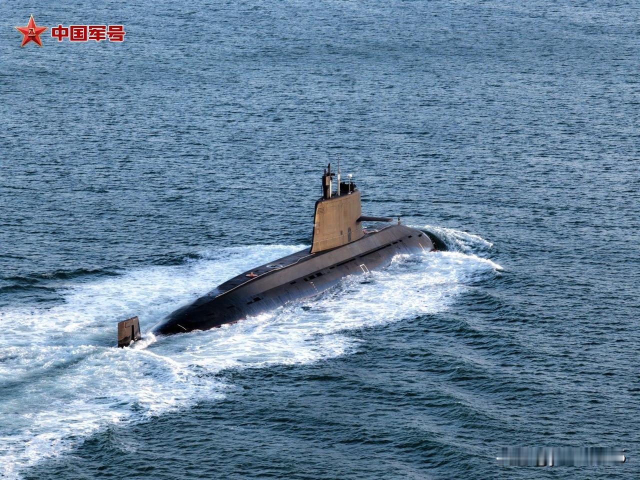 近日，北部战区海军某潜艇支队接到上级命令，迅即组织潜艇奔赴任务海域开展作战应用训