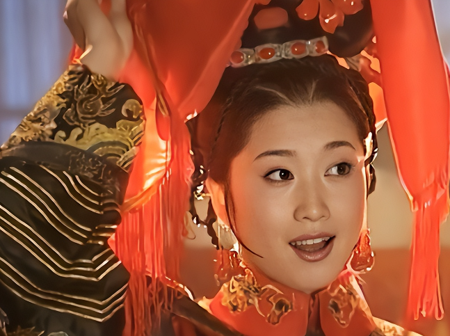 1665年，11岁的康熙娶了年仅12岁的赫舍里氏，不料，洞房时已经等不及的赫舍里