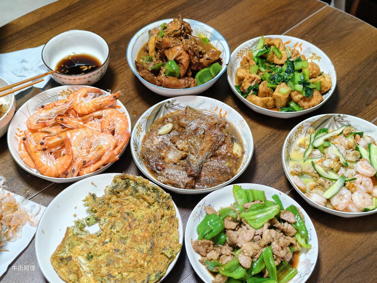 中午，儿子、儿媳领着孙子来到牛街。我忙不迭地就着冰箱里的食材，做了几道家常菜：炒