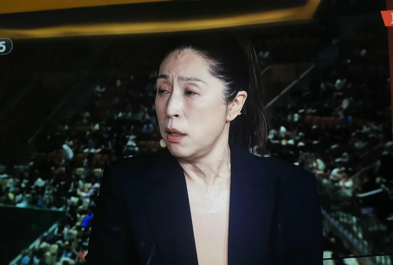 郑微谈中国女篮前任中国女篮主教练郑微谈到中国女篮的表现时说：队员打的很放松，但