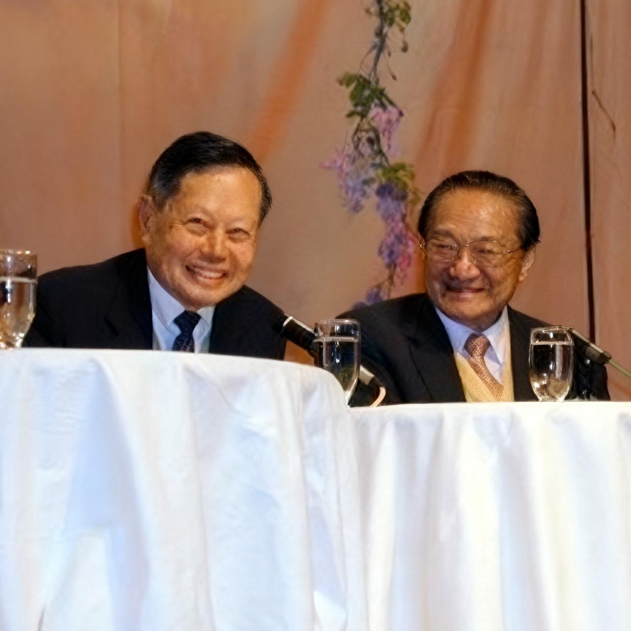 杨振宁和金庸，一个活了103岁，一个活了94岁，如今两位大师都去了天堂。杨振