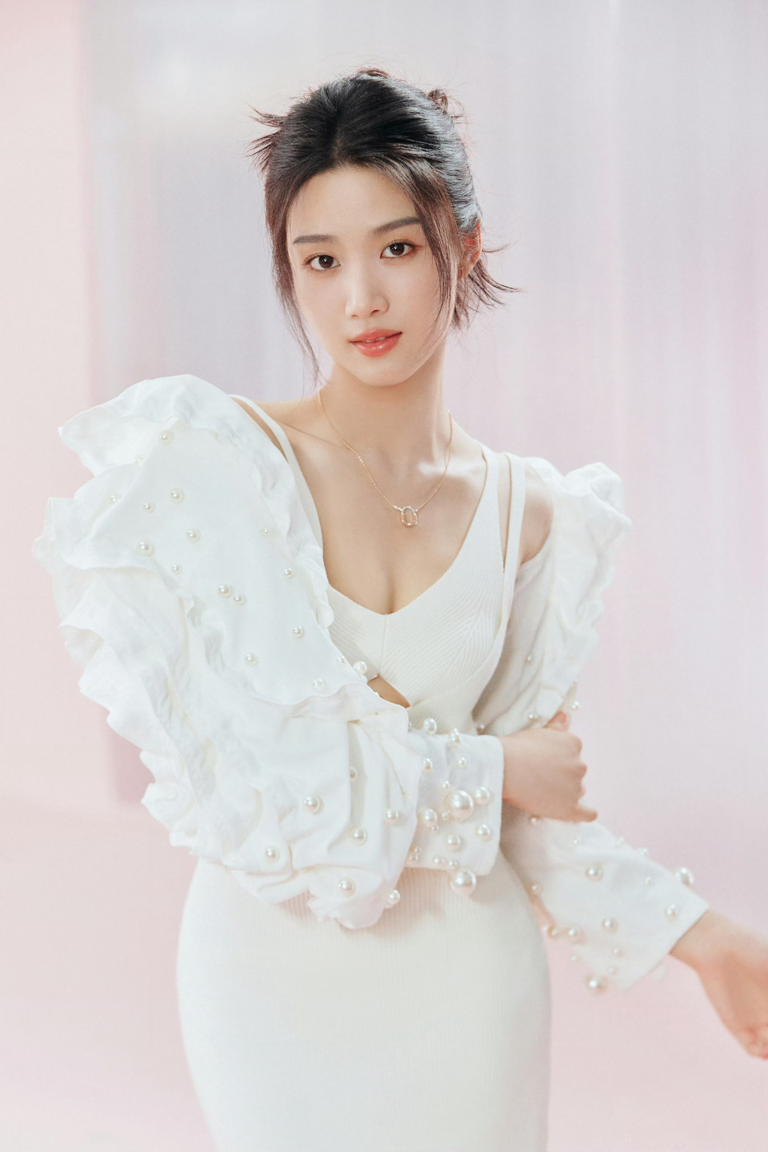 卢昱晓，双肩带白裙造型，治愈甜美​​​