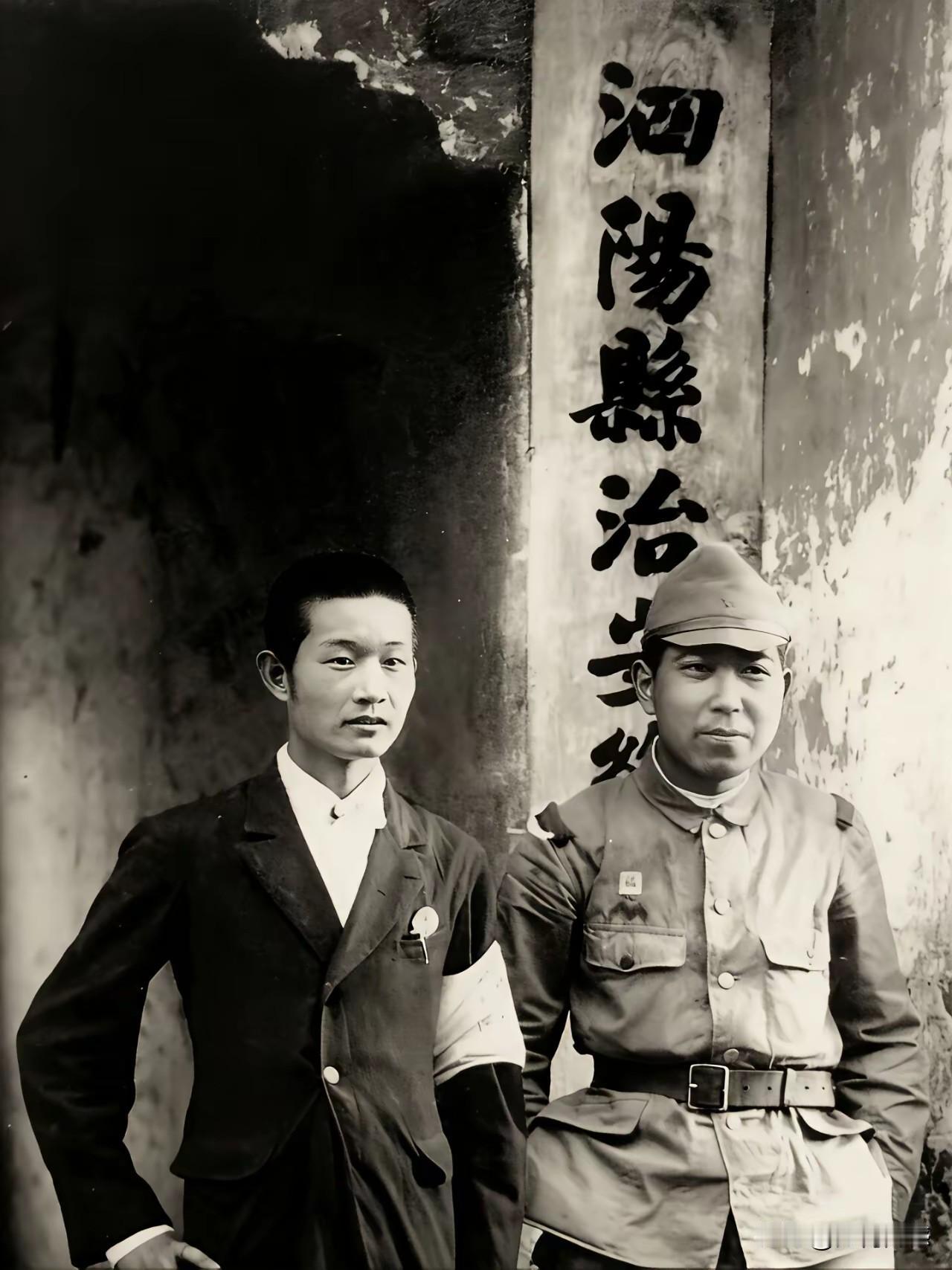 汉奸和日本鬼子合影留念，拍摄照片的时间是1939年，看看照片中的这个汉奸，穿着打