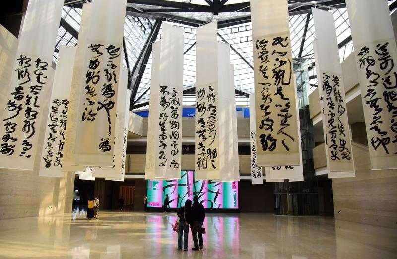 王冬龄的书法争议挺大。有人觉得他是书法大家，他的巨幅草书有独特的艺术风格，线条奔