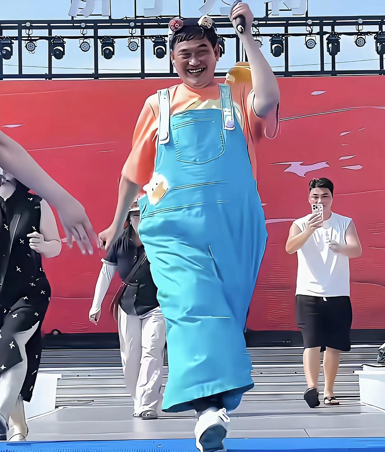 大衣哥这身扮妆让人无语，本来唱歌是你的强项，偏偏扮小丑取悦人看到大衣哥朱之文最