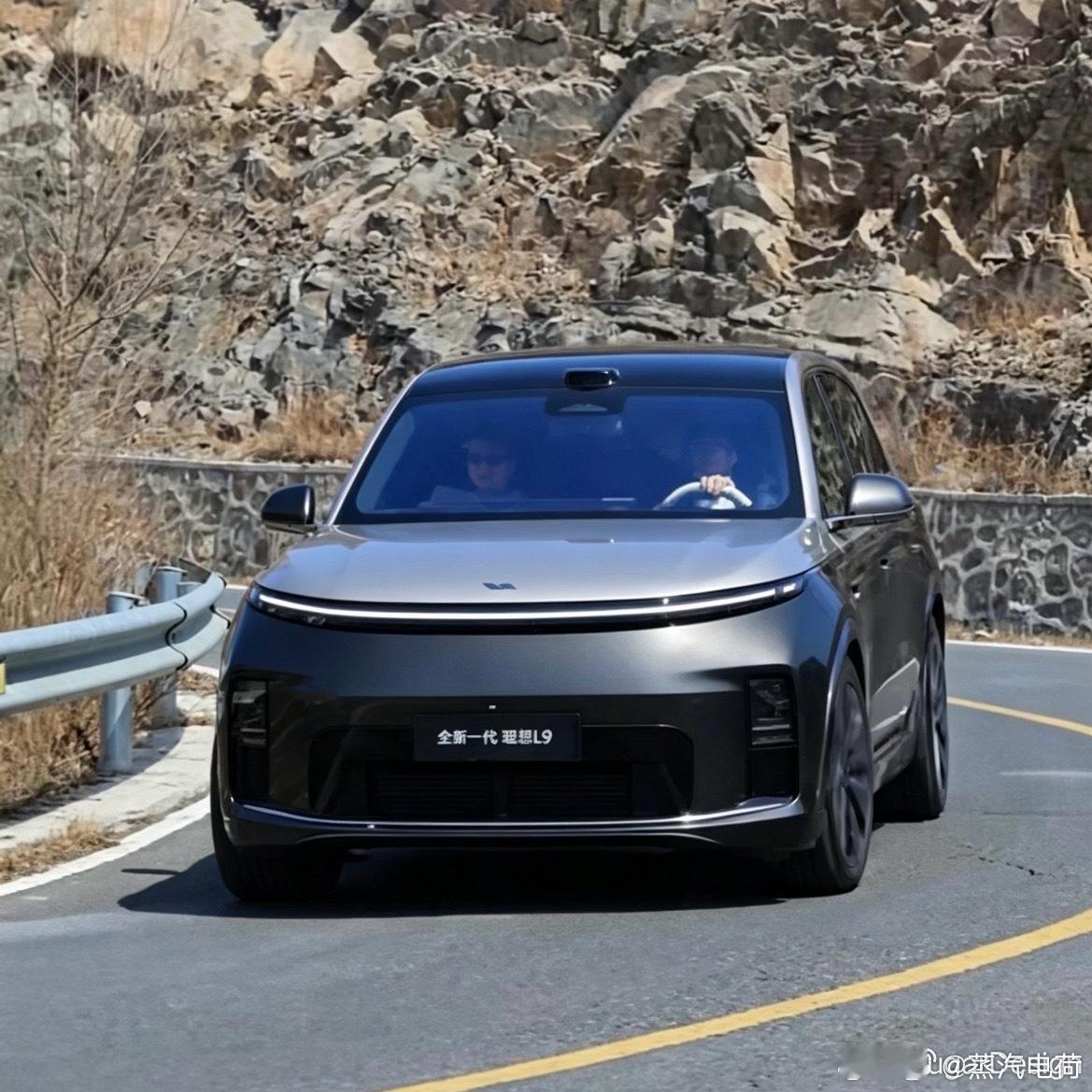 理想L9Livis实际道路高清图。观感和现款L9很接近，因为它的价格会更贵一些