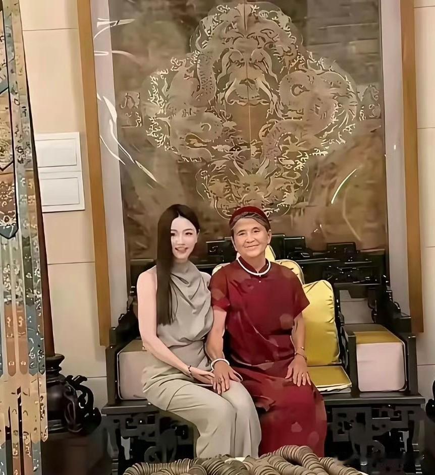 黄圣依的前婆婆，杨子的妈妈，情商智商真的不是一般的高，只要是儿子领回来的，