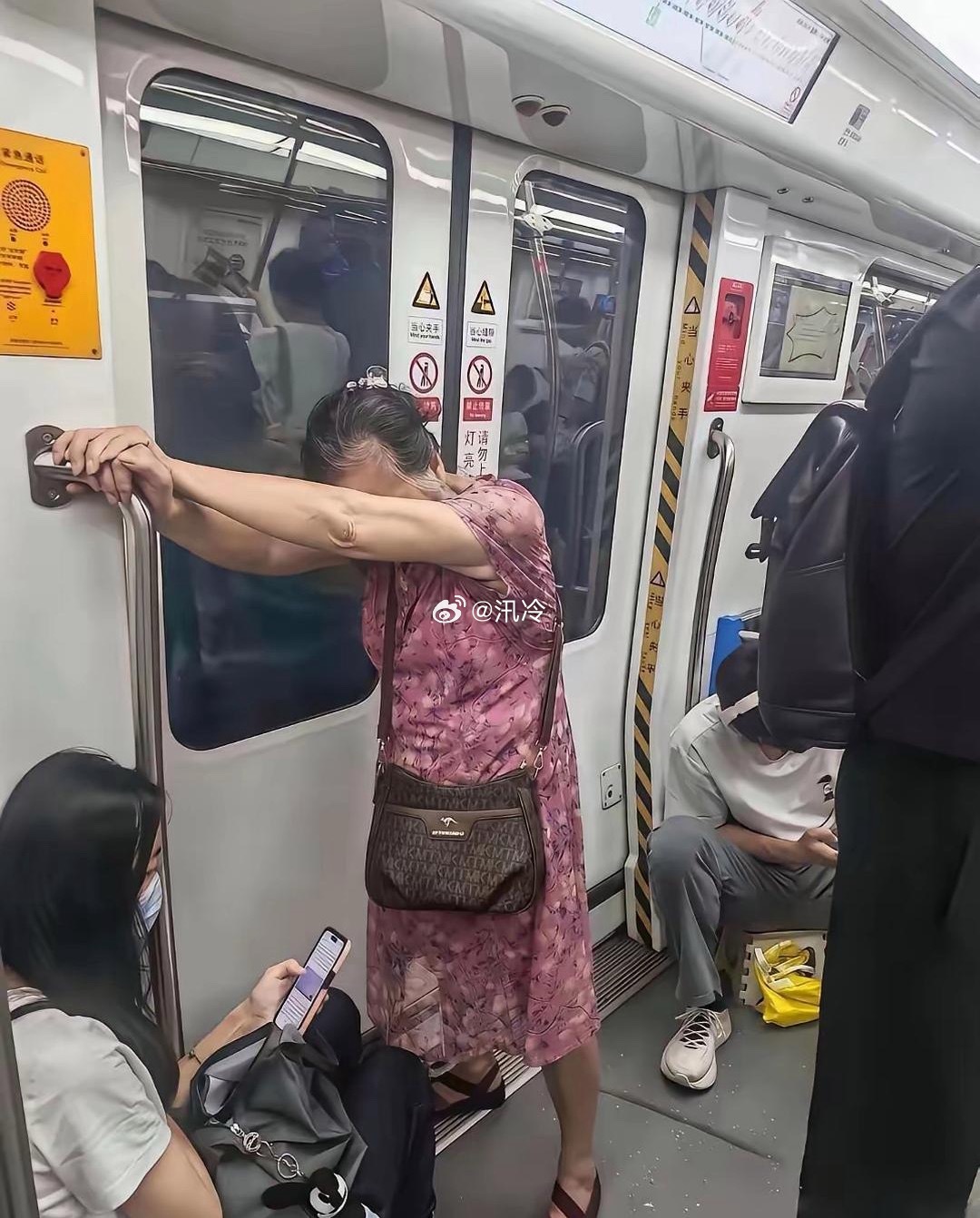 说好的尊老爱幼呢?