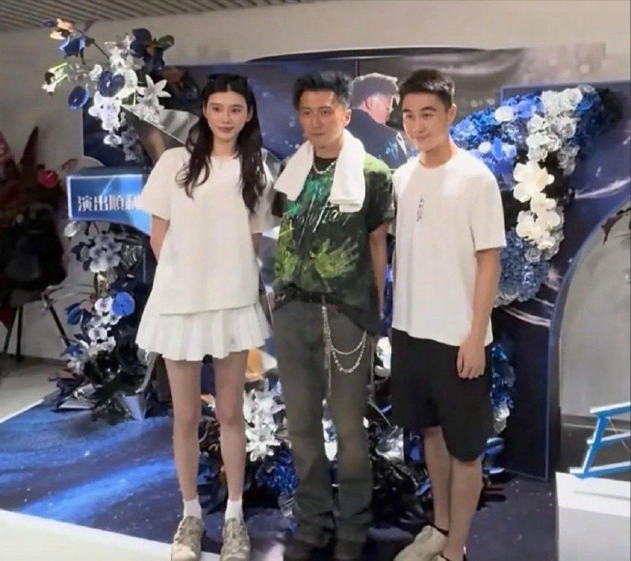 和奚梦瑶同框的男人真的太不容易了，需要把头发吹高，还要穿上厚厚的增高鞋。