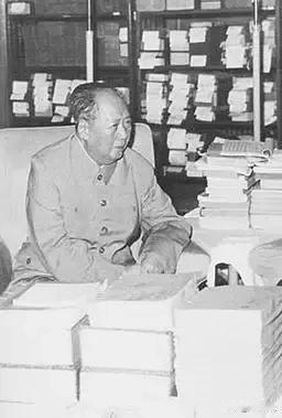 毛主席生前读的最后一本书，不是他最爱的《资治通鉴》和《容斋随笔》等古籍，反而是一