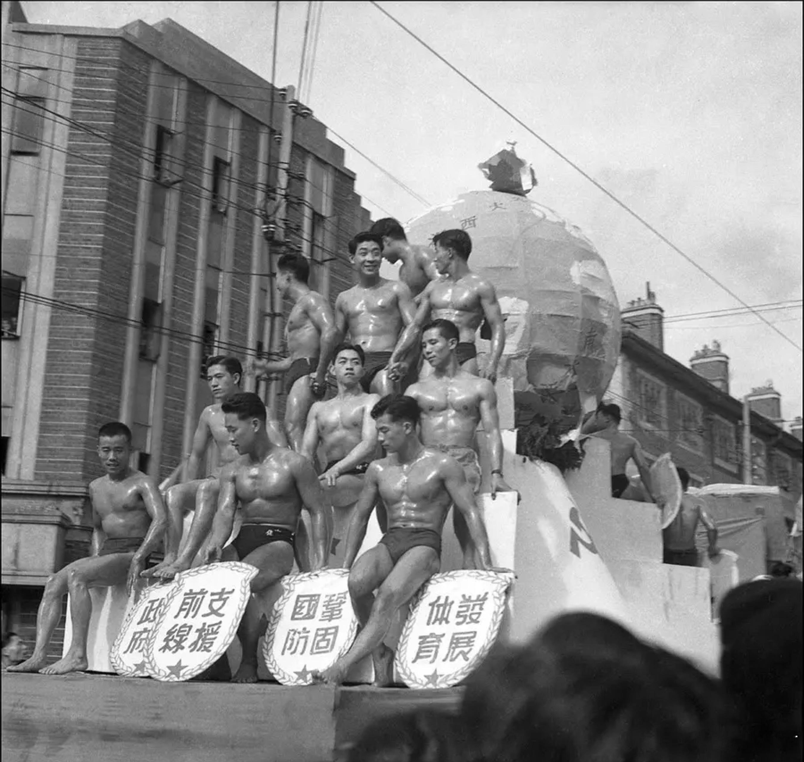 上海庆祝解放一周年，1950年拍摄者为鲁迅之子周海婴​​​