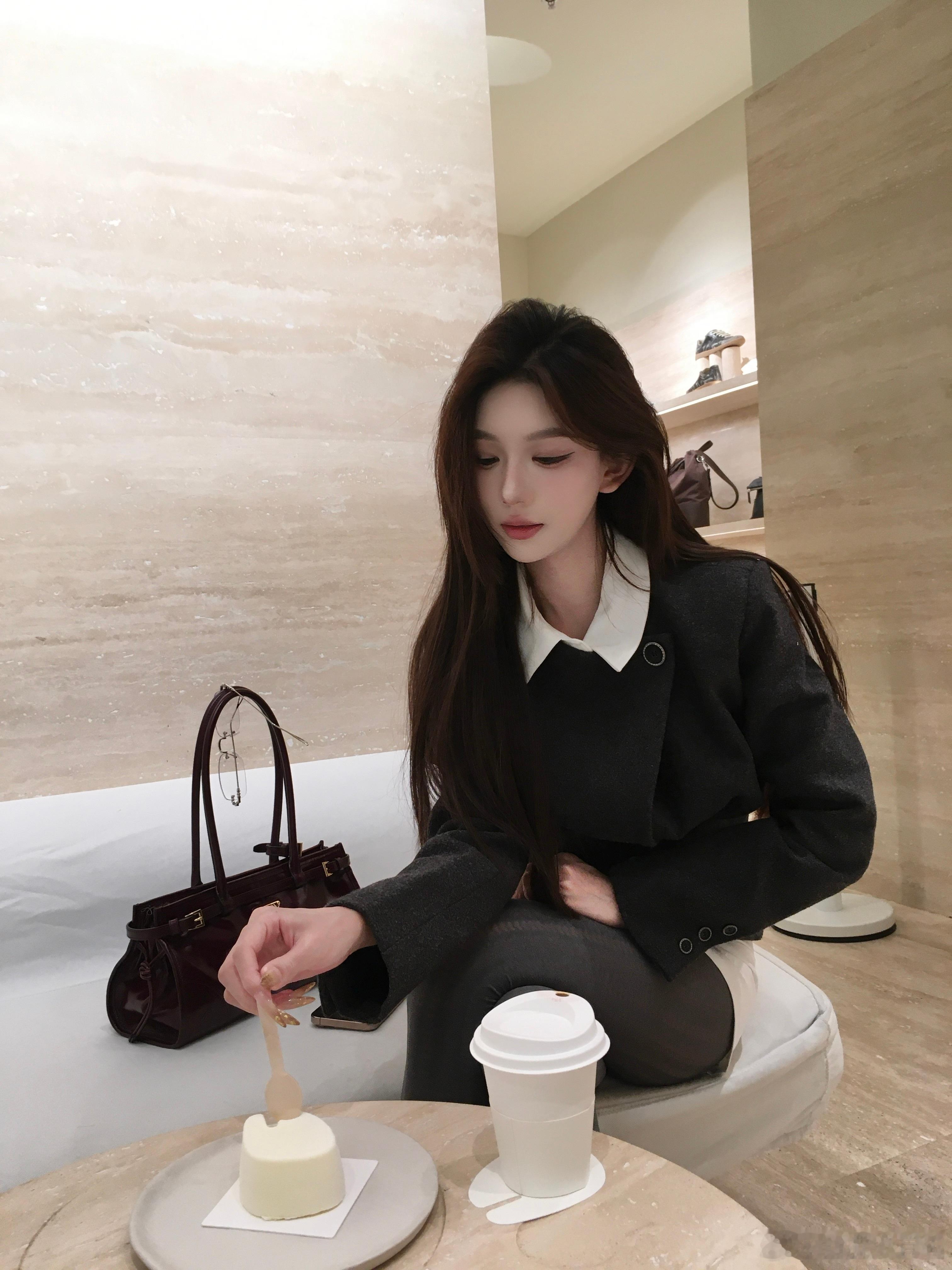 杭州终于入秋了！终于可以穿秋天的衣服了之前说厚黑不太喜欢是真的觉得不