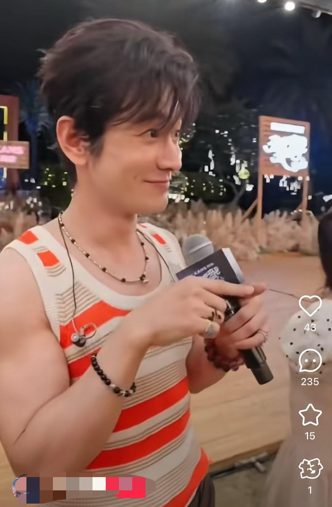 看到黄晓明穿背心的效果，再也不信健身可以练肩宽了。人家是大明星，而且很敬业，蛮