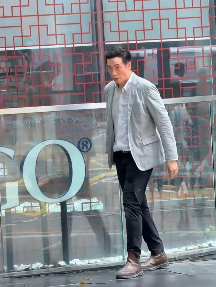 家里也在租赁豪宅生活，陈茵媺的事业也比较一般，陈豪自己不赚钱，不努力的话，家里的